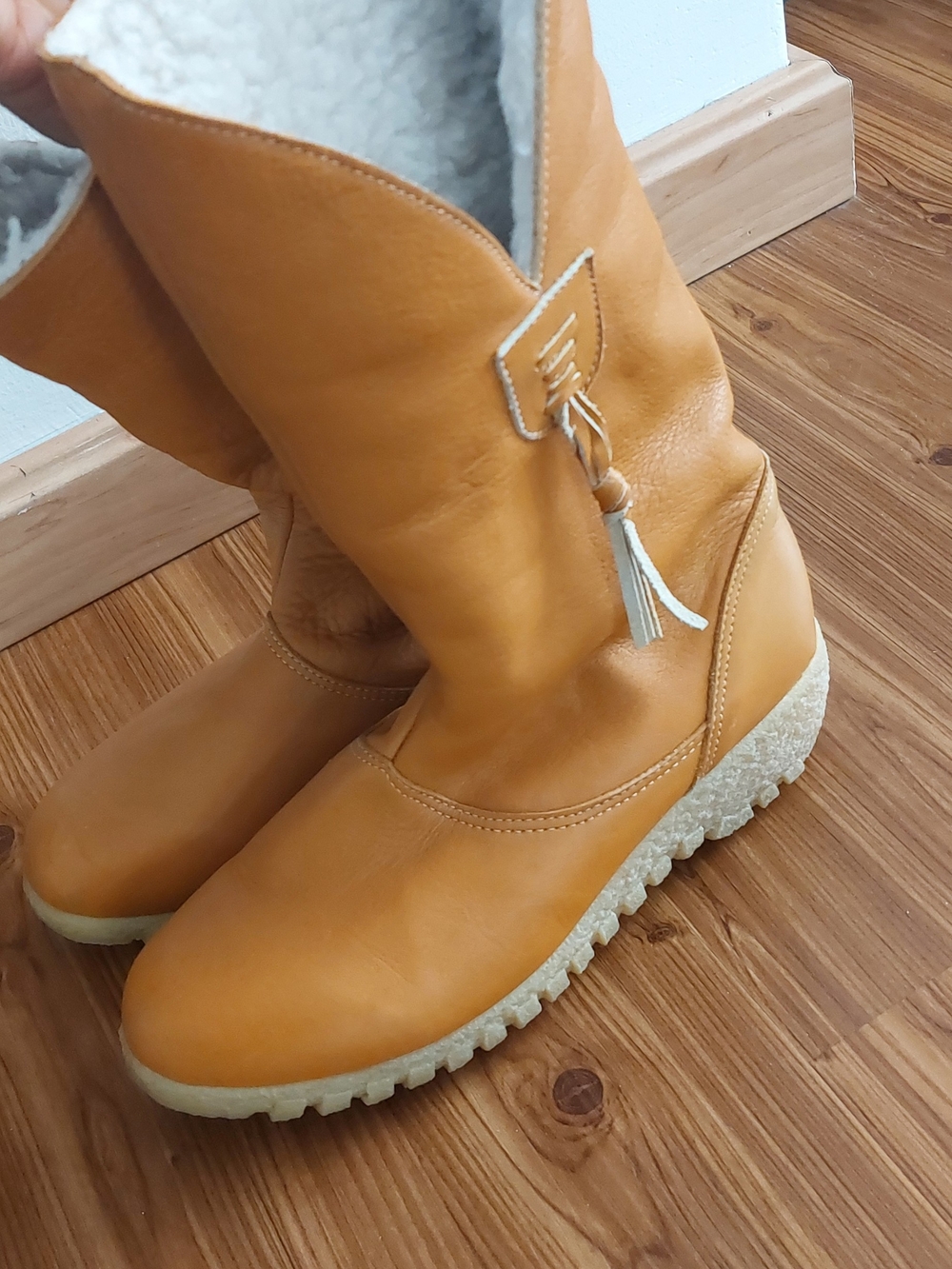 Women’s Tan Winter Shearling-Lined Leather Boots - Picture 2 of 2